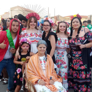 Miles de personas llenan las calles de alegría en el concurso de carrozas de la Feria de Villacañas