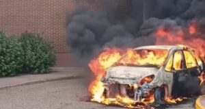 Coche ardiendo en el Polígono de Toledo / Instagram bomberos de Toledo