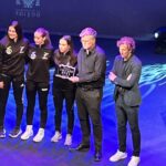 El Balonmano Ciudad Imperial recoge su premio al Talento Joven vestido de negro para mostrar su "pesar por la subida de tasas"