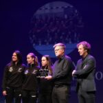 El Balonmano Ciudad Imperial recoge su premio al Talento Joven vestido de negro para mostrar su "pesar por la subida de tasas"