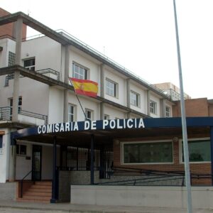 Agreden con la tapa de una alcantarilla a un hombre en Talavera al que también propinan patadas en la cabeza