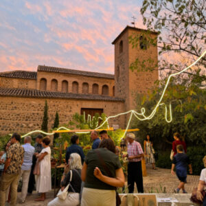 Disfruta de una noche toledana 'al fresco' en el mercado artesano que acoge el Jardín de San Lucas