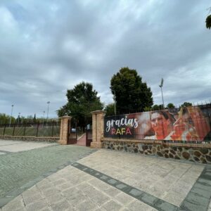 Toledo homenajea a Rafa Nadal tras anunciar su retirada con una gran pancarta en la Escuela de Gimnasia