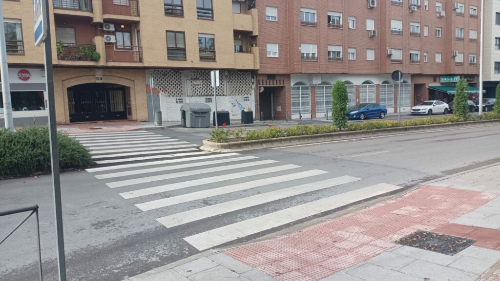 Movilidad estudia un nuevo semáforo en el Paseo de la Rosa pero niega que sea una vía "peligrosa"
