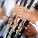 Foto de archivo de unas personas tocando clarinetes