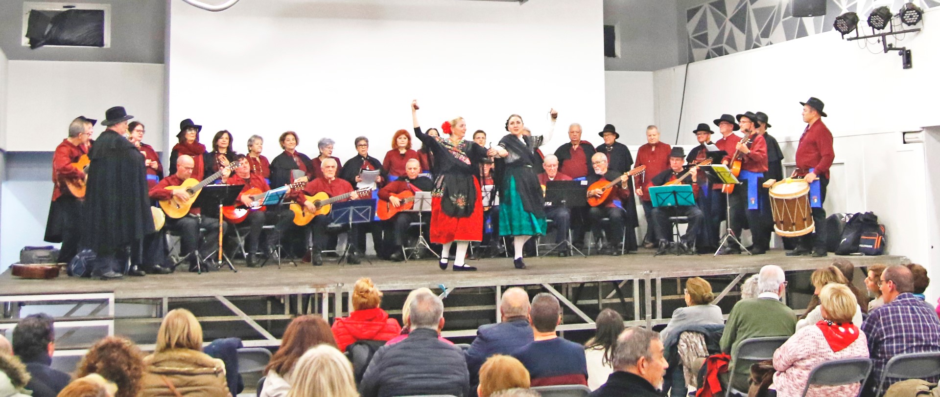 &#39;La Parranda Castellana&#39; da el pistoletazo de salida a la Navidad en San Bartolomé de las Abiertas