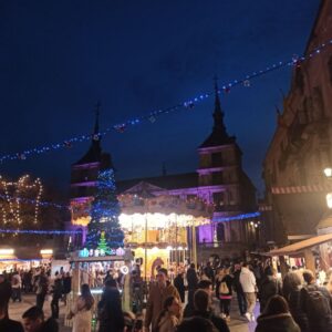 El PSOE reprocha a PP y Vox la adjudicación del mercado navideño de la plaza del Ayuntamiento que va a revisarse