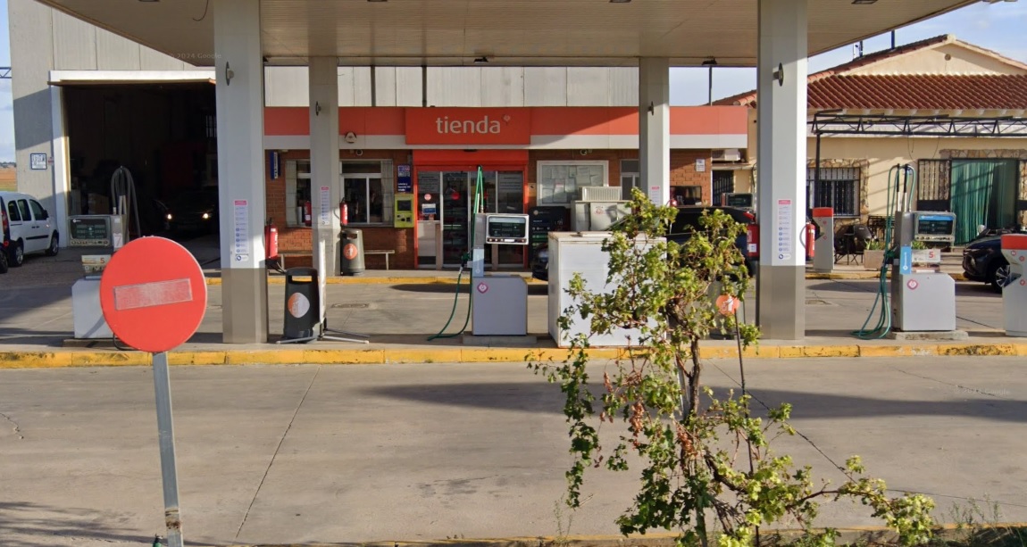 Un hombre agrede con una barra de hierro al dependiente de una gasolinera de Cabezamesada en un atraco