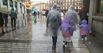 Una familia bajo la lluvia en Toledo
