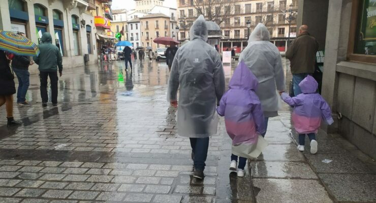 Una familia bajo la lluvia en Toledo