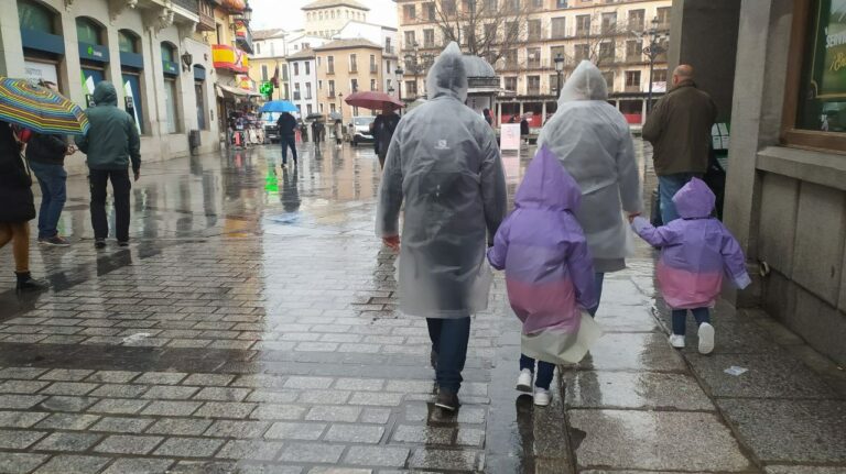 Una familia bajo la lluvia en Toledo