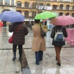 Personas bajo la lluvia en Toledo