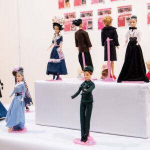 'Barbie, Mujeres que inspiran', una exposición que une historia y creatividad en el IES Guadalerzas de Los Yébenes