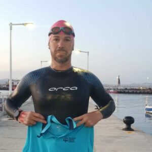El nadador torrijeño Mikel Osa cruza el Estrecho de Gibraltar para dar visibilidad a la ELA