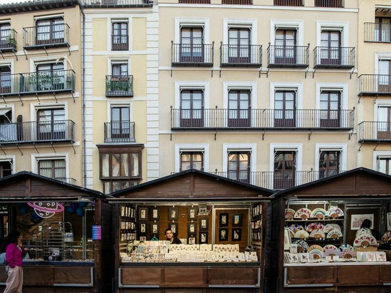 Talento, creatividad y emoción se reúnen en Zocodover en la II edición de la Feria de artesanía MIA