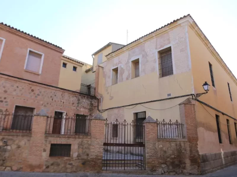 El proyecto para convertir en hotel un histórico hospital del Casco Histórico despierta el rechazo vecinal y político