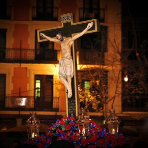 ¿De qué sirve tu cirio si no alumbra al pobre?