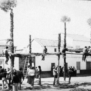 Los jóvenes de Gálvez se unen en una tradición local de la Semana Santa para crear los 'Arcos de Resurrección'