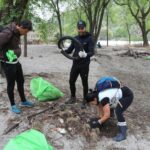 Voluntarios y voluntarias durante la jornada 'Basuraleza' en Toledo