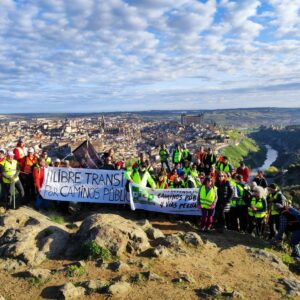 Una numerosa ruta senderista reivindica el libre tránsito por los caminos públicos de Toledo