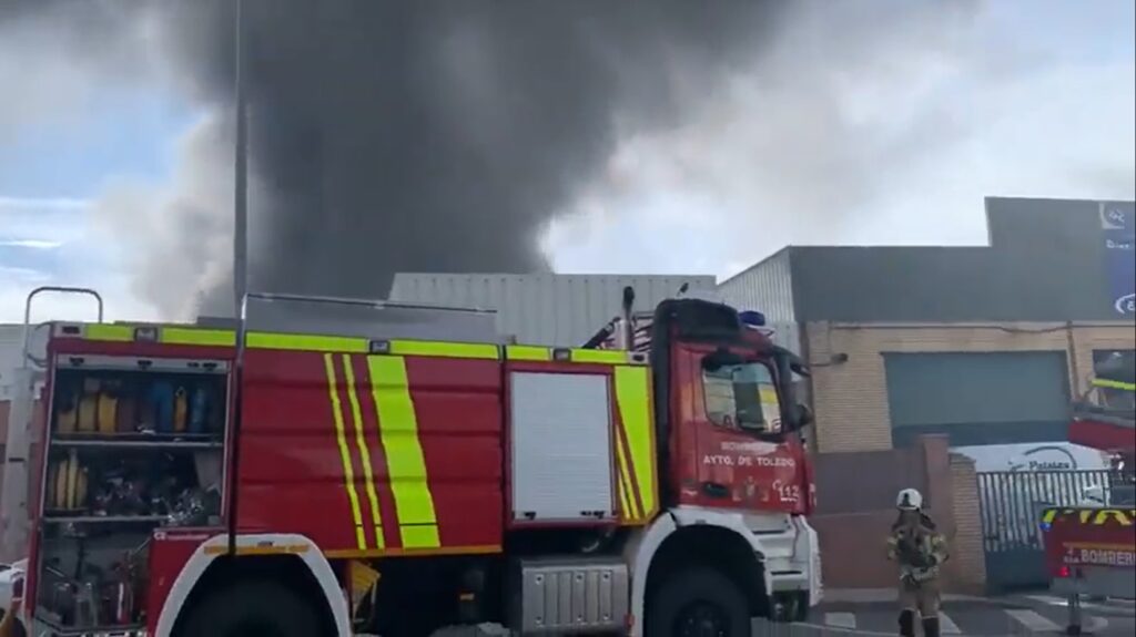Los bomberos extinguen el incendio en una nave en Borox después de 24 horas