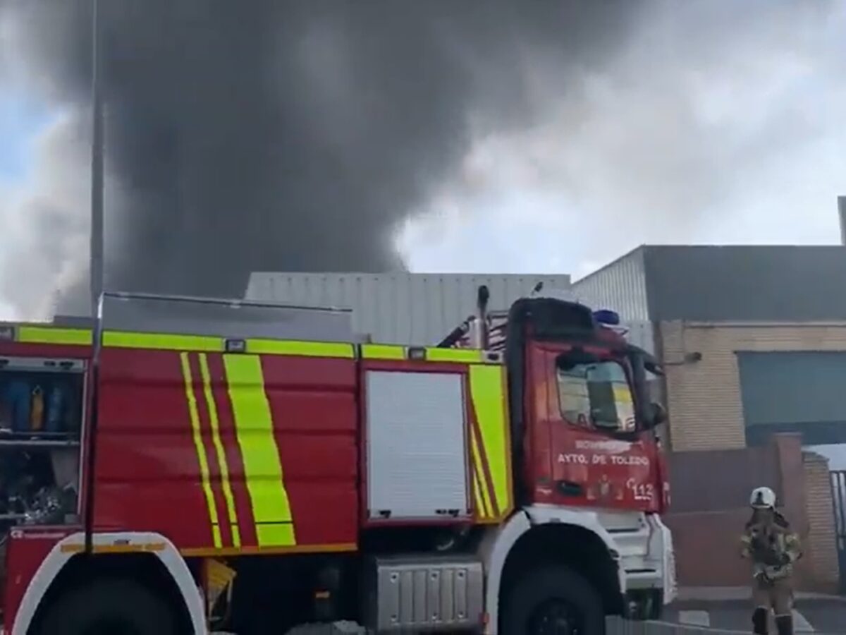 Los bomberos extinguen el incendio en una nave en Borox después de 24 horas