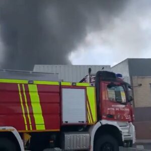 Los bomberos extinguen el incendio en una nave en Borox después de 24 horas