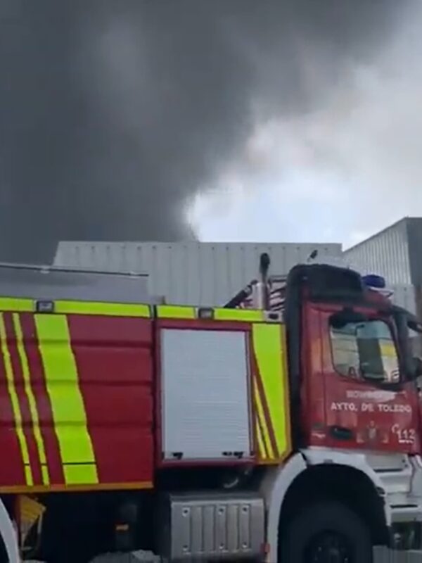 Los bomberos extinguen el incendio en una nave en Borox después de 24 horas