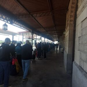 La estación de tren de Toledo retoma la circulación sin horarios concretos: "A esperar, no nos queda otra"