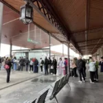 Viajeros que esperan en la estación de Santa Bárbara de Toledo para tomar un tren a Madrid el 5 de mayo tras el robo de cable en 5 puntos de la provincia de Toledo Fotografía cedida