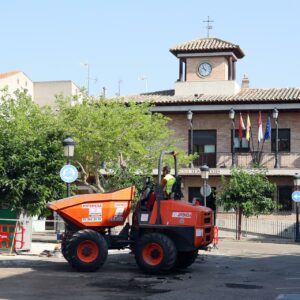La plaza de España de Mocejón se prepara ante futuras inundaciones tras verse afectada por la última DANA