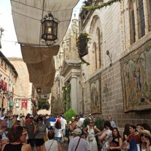 Los tapices exhibidos en el recorrido procesional del Corpus despiertan la polémica: "Es una barbaridad y un riesgo innecesario"