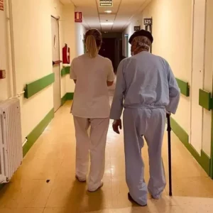 Esperanza Martín, geriatra en el Hospital del Valle que lucha contra el traslado: "Aquí la atención es mucho más cercana"