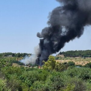 Un incendio en el Cerro de los Palos originado por basura acumulada en un solar obliga a desalojar un asentamiento