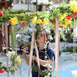 Mil plantas y 40.000 tallos engalanan el recorrido procesional del Corpus de Toledo tras el trabajo de 80 floristas