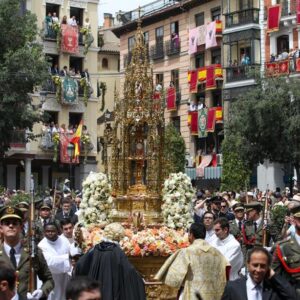 Toledo disfruta de una procesión del Corpus Christi abarrotada a pesar del calor
