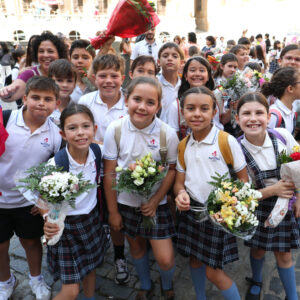 Cientos de escolares participan en la ofrenda floral al Corpus Christi en vísperas de su salida a la calle