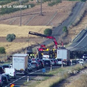 Fallece una persona en un accidente en la A-4 tras volcar un camión a la altura de La Guardia