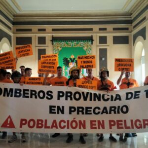 Los bomberos del Consorcio de Toledo paran el pleno de la Diputación para pedir mejoras laborales