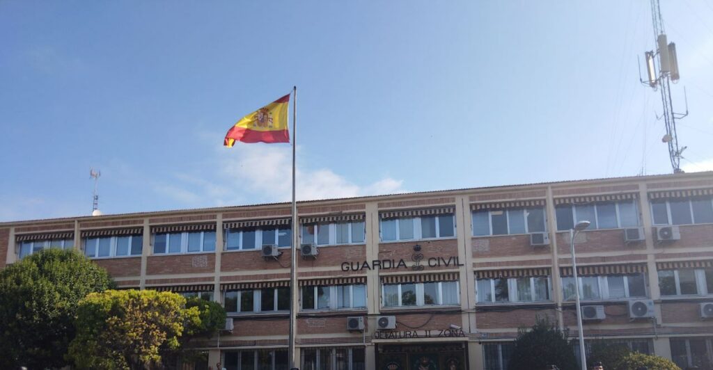 Refuerzo estructural en el bloque de oficinas del cuartel de la Guardia Civil en Toledo a la espera de su demolición