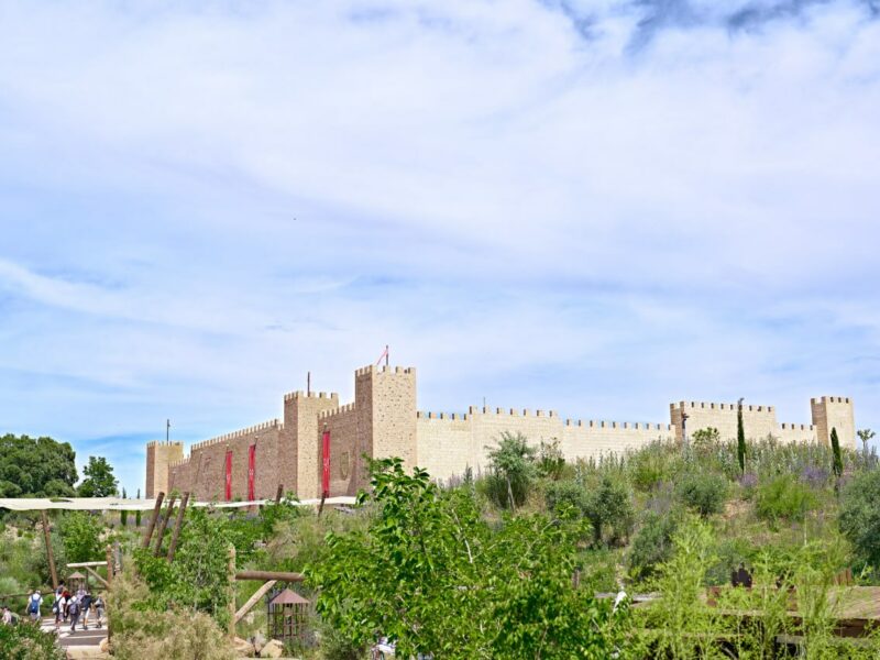 Puy du Fou transforma en hotel temático un edificio que iba a ser oficinas: 104 habitaciones para 416 personas