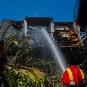 Calma tensa en la urbanización Calypo Fado por el incendio: "Llegó un punto en que no había nada que hacer"