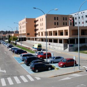 Una mujer se intoxica en su vivienda por un coche incendiado en la calle en Herreruela de Oropesa