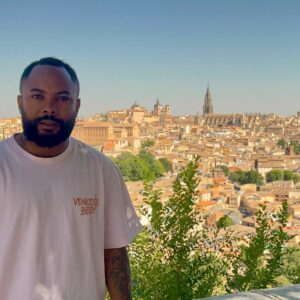 Varo, el artista toledano que cumple el sueño de ser cantante: “Los parques del Polígono fueron mi primer escenario”