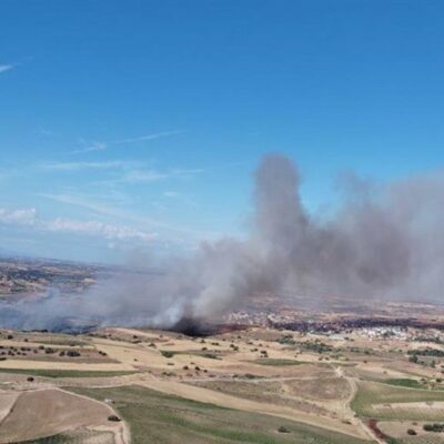 Un depósito de gasóleo arde junto a una nave en Guadamur, cerca de Puy du Fou