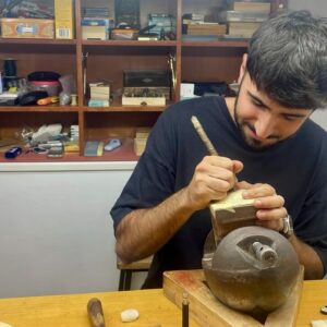 Jóvenes damasquinadores toledanos reivindican este oficio artesanal al borde de la extinción: "Lo dejan morir desde dentro"