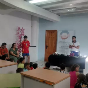 Familias de niños con TDAH apartan la idea de "enfermedad" y defienden que se trata de una neurodivergencia: "Tienen derechos”