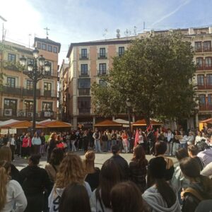 Más de un centenar de personas protestan contra el acoso escolar en Toledo: "No al silencio, sí a la acción"