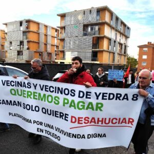 Manifestación en el Polígono para paralizar los desahucios en las viviendas sociales de Río Yedra: "Queremos pagar"