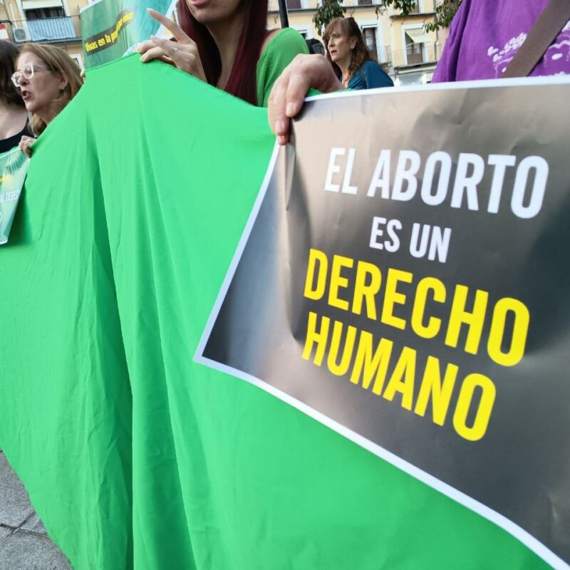 Reclaman con cientos de postales a Page el acceso al aborto en la sanidad pública de Castilla-La Mancha